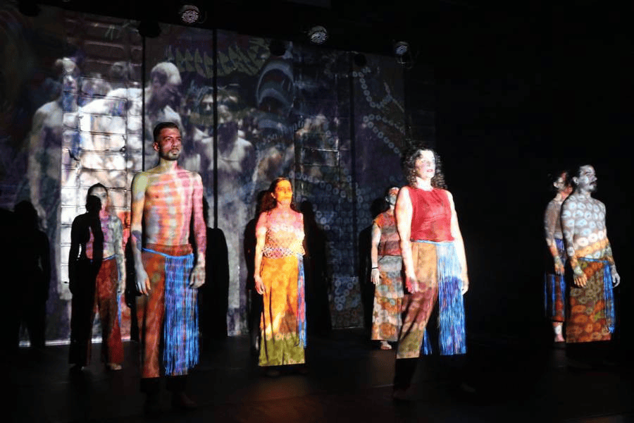 Grupo de dança entregiros em uma apresentação.