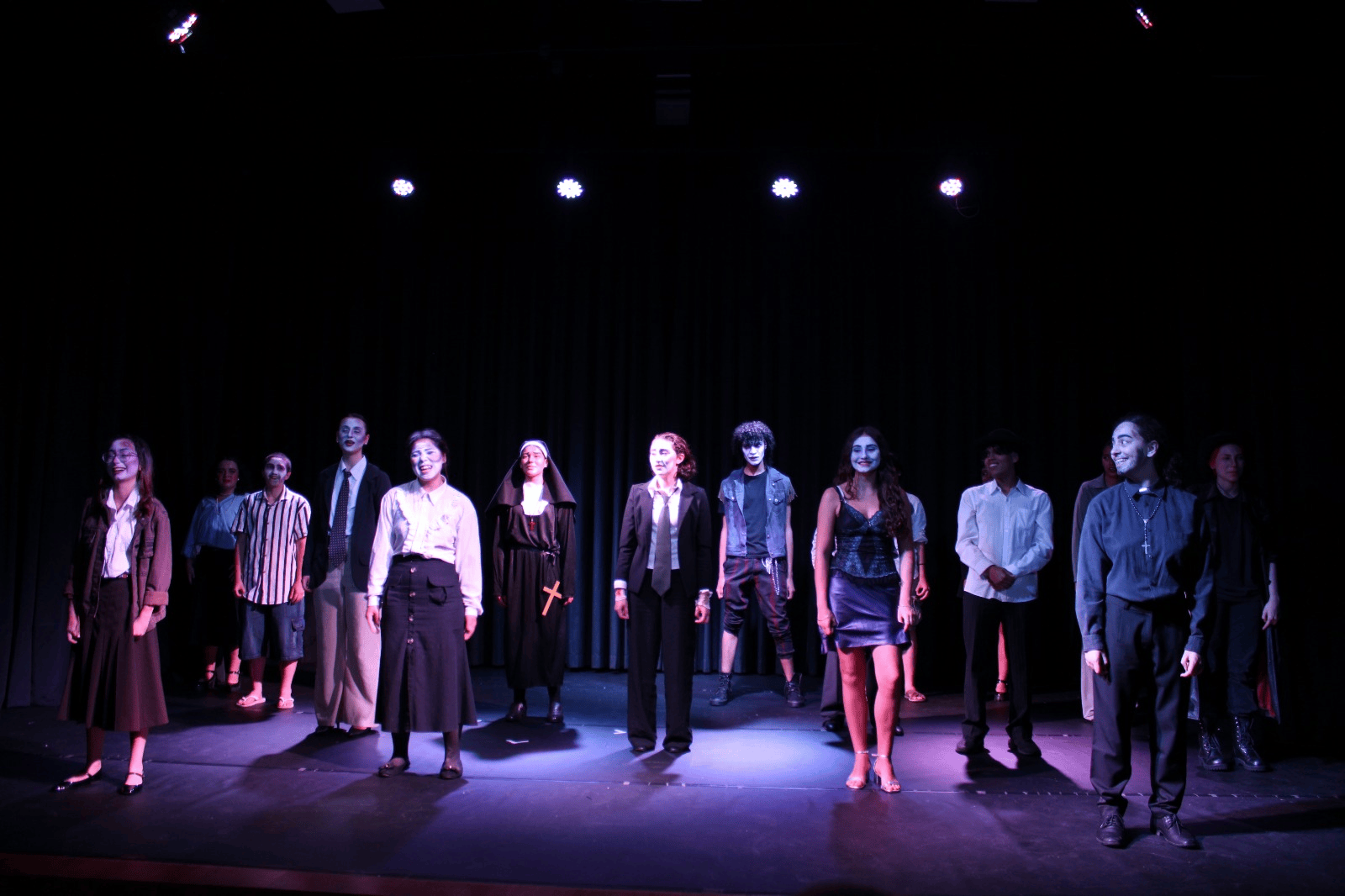 Vários artistas encenando a peça incidente en antares.