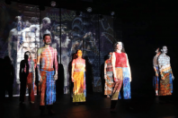 Grupo de dança entregiros em uma apresentação.