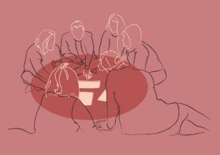 seis pessoas reunidas em círculo, com varios papéis no meio.