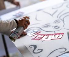 Fotografia de uma mão com tinta spray.