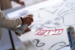 Fotografia de uma mão com tinta spray.