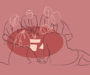 seis pessoas reunidas em círculo, com varios papéis no meio.